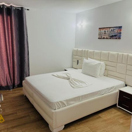 Fori'S Rooms Himare Bagian luar foto