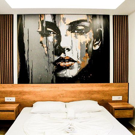 Fori'S Rooms Himare Bagian luar foto
