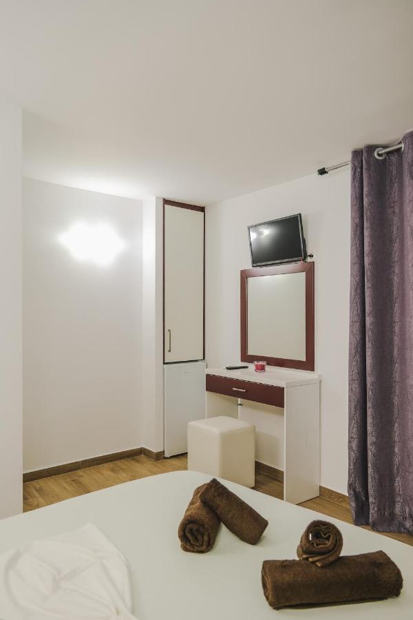 Fori'S Rooms Himare Bagian luar foto