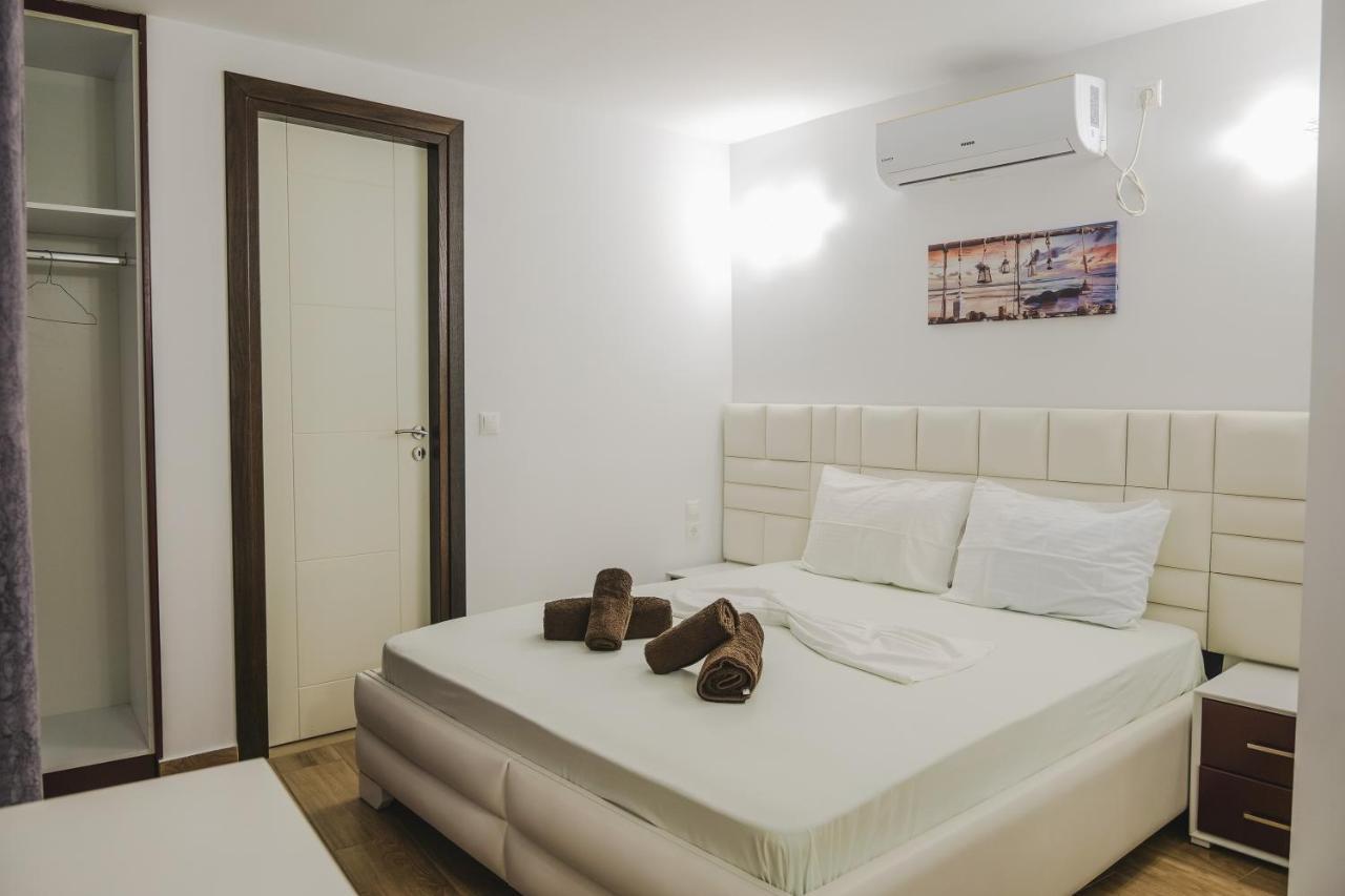 Fori'S Rooms Himare Bagian luar foto