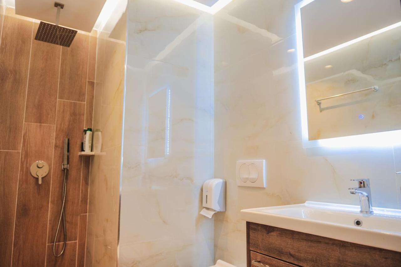 Fori'S Rooms Himare Bagian luar foto