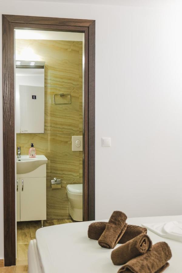 Fori'S Rooms Himare Bagian luar foto