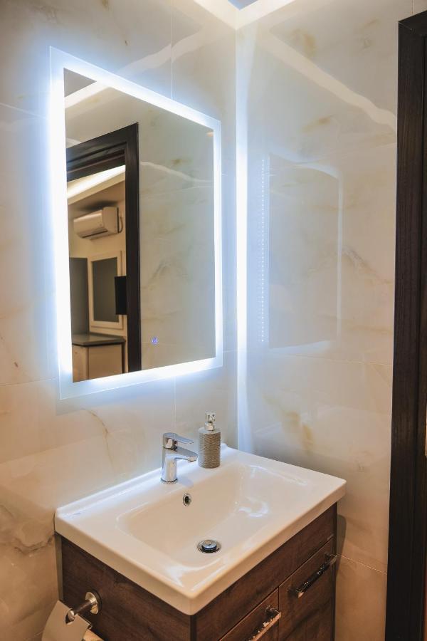 Fori'S Rooms Himare Bagian luar foto
