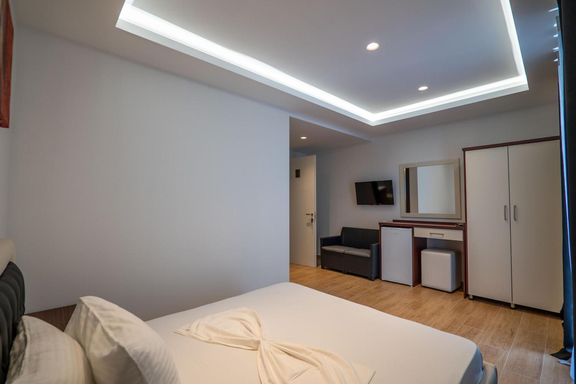 Fori'S Rooms Himare Bagian luar foto