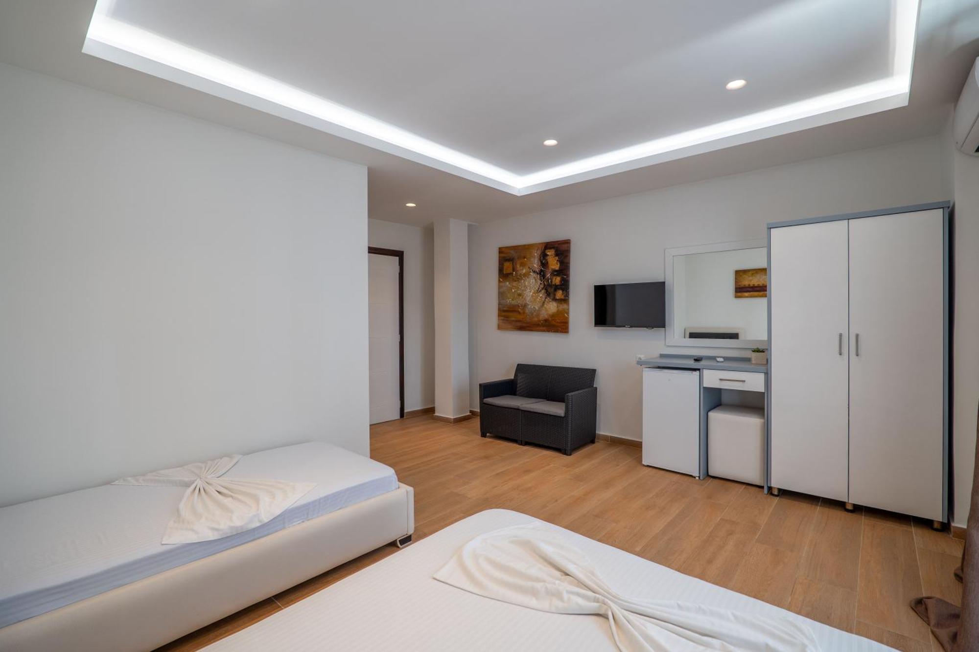 Fori'S Rooms Himare Bagian luar foto