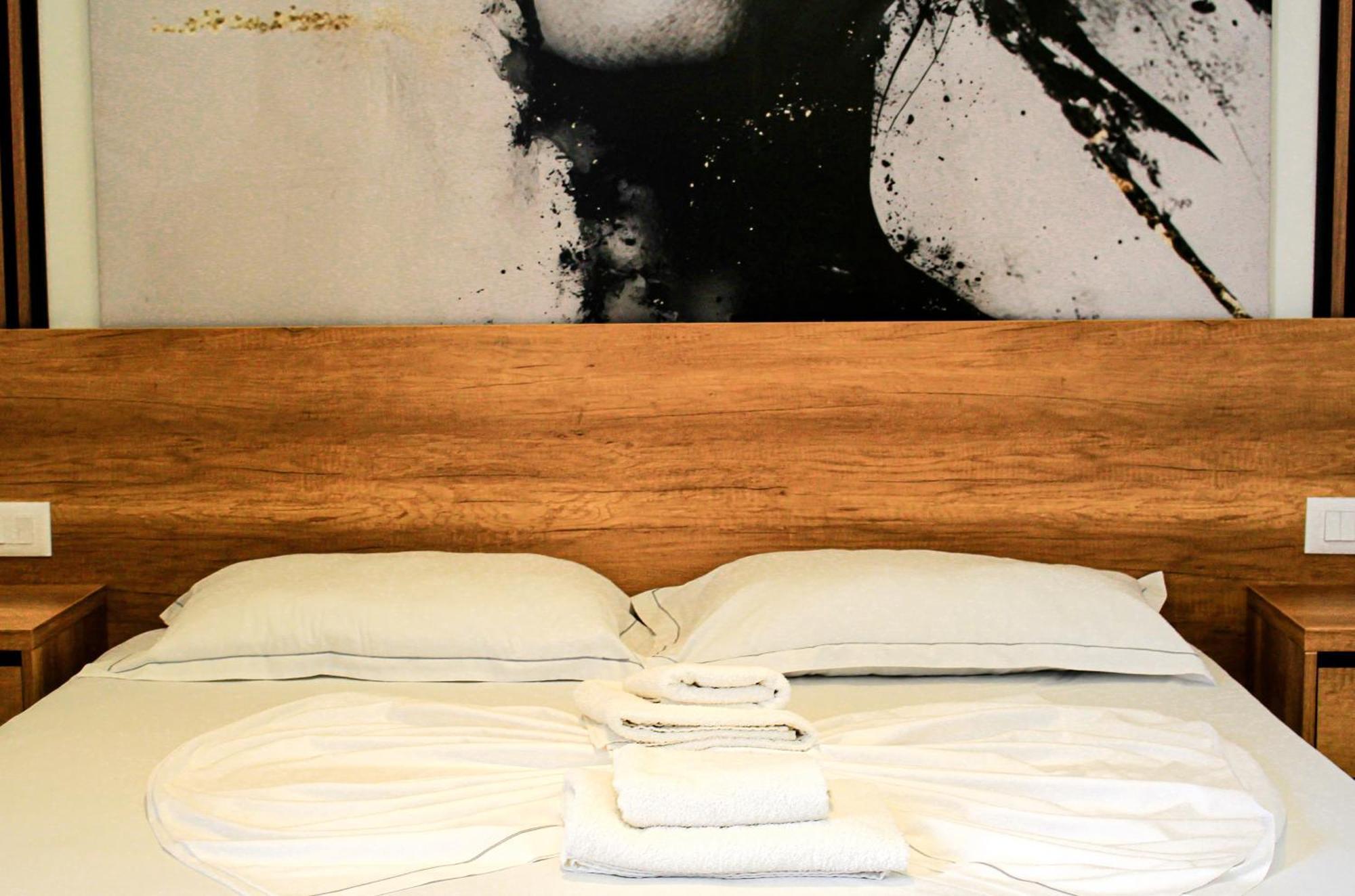 Fori'S Rooms Himare Bagian luar foto