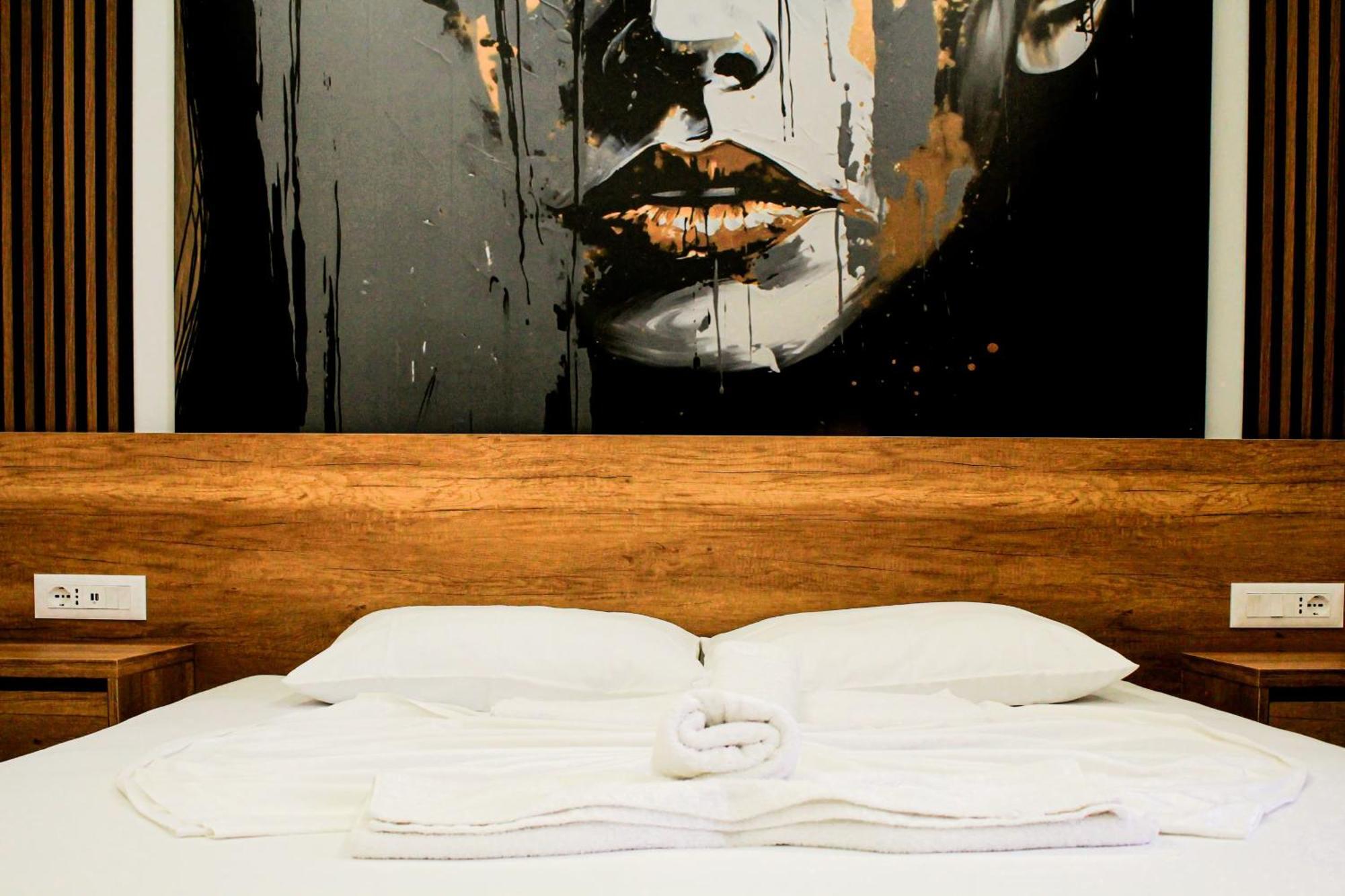 Fori'S Rooms Himare Bagian luar foto