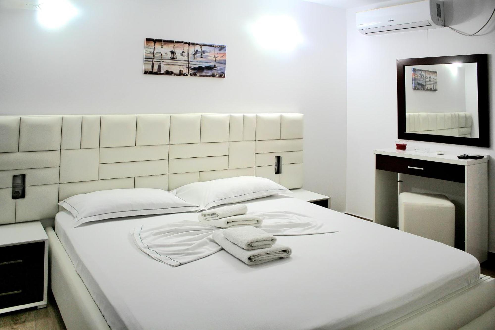 Fori'S Rooms Himare Bagian luar foto