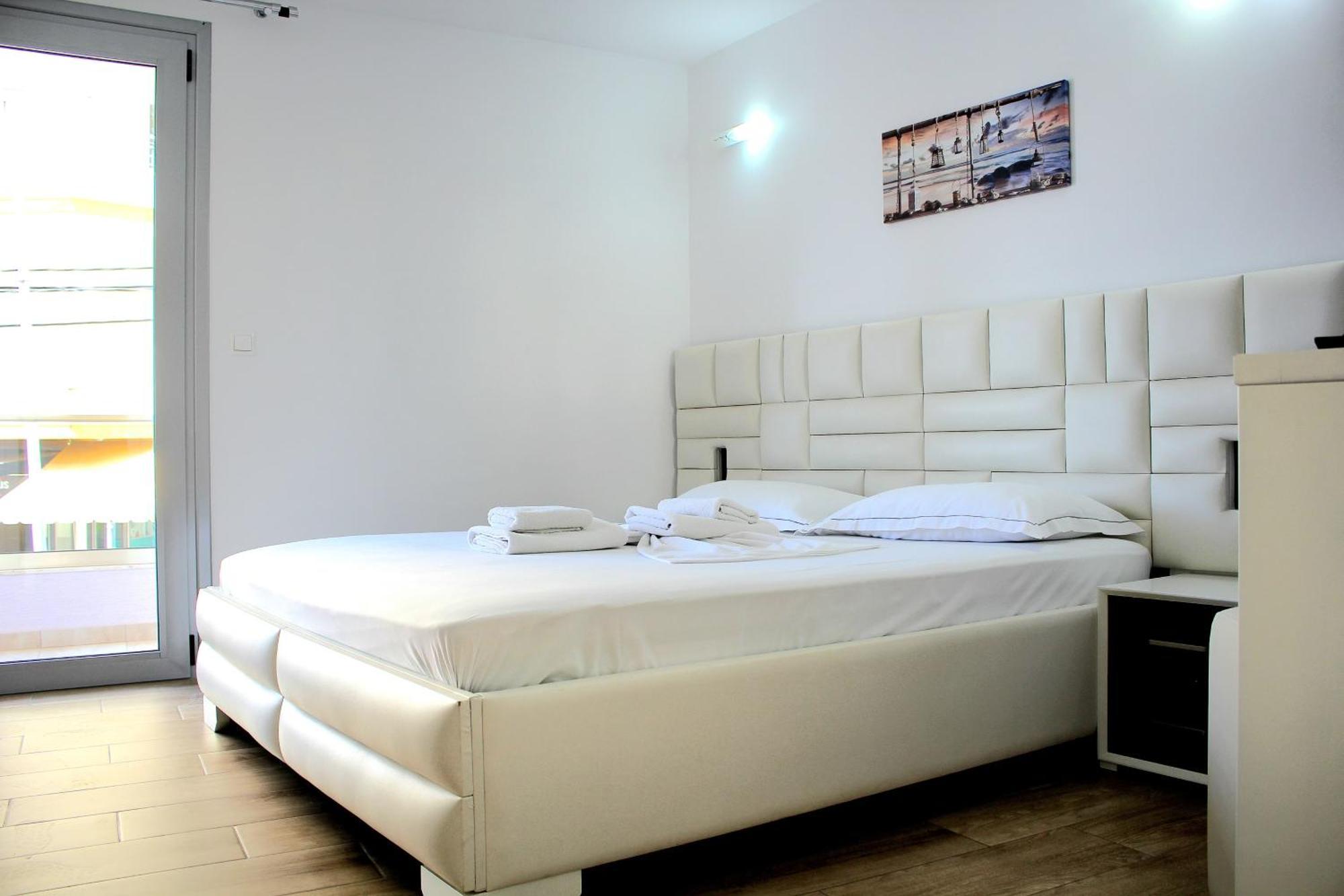 Fori'S Rooms Himare Bagian luar foto