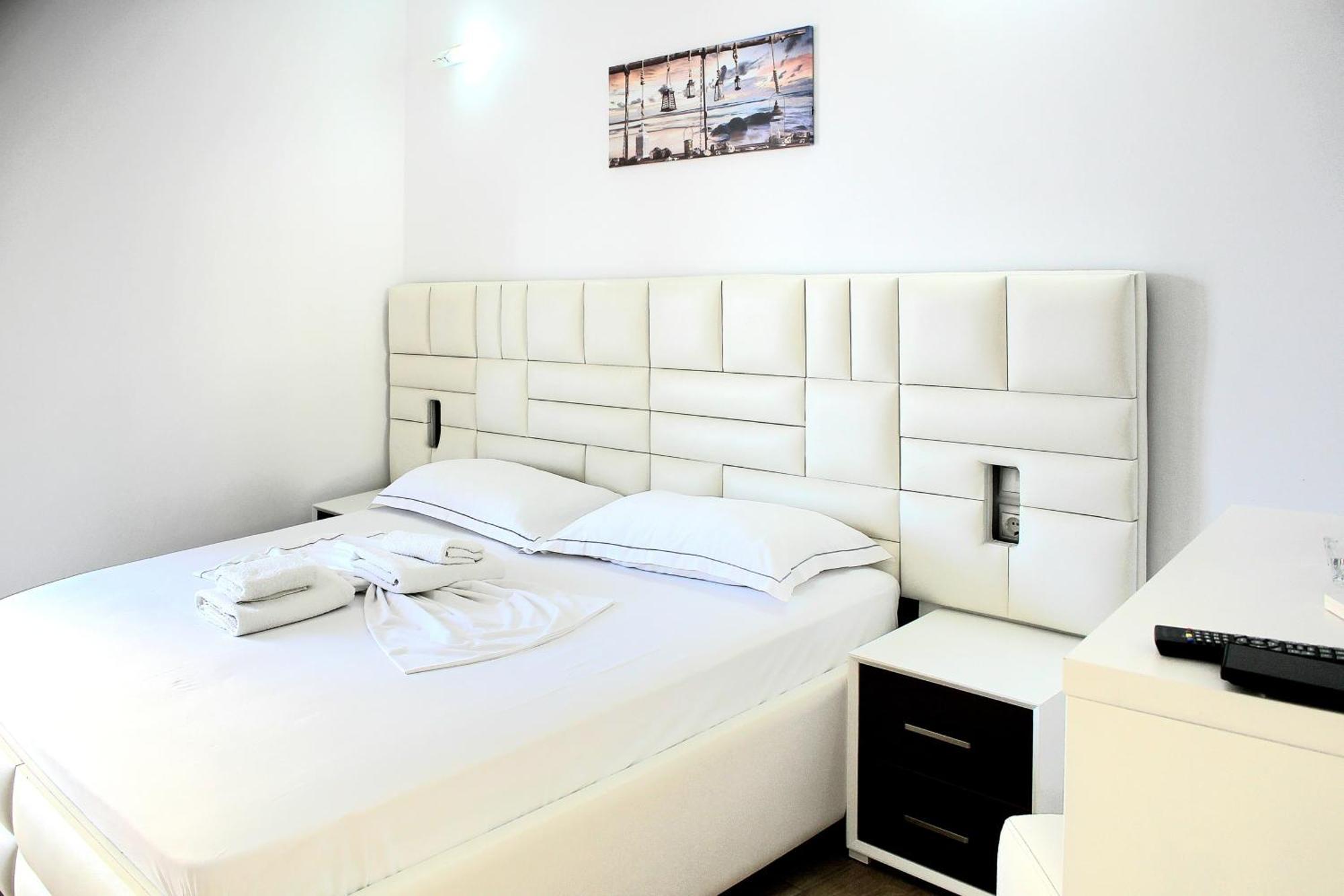 Fori'S Rooms Himare Bagian luar foto
