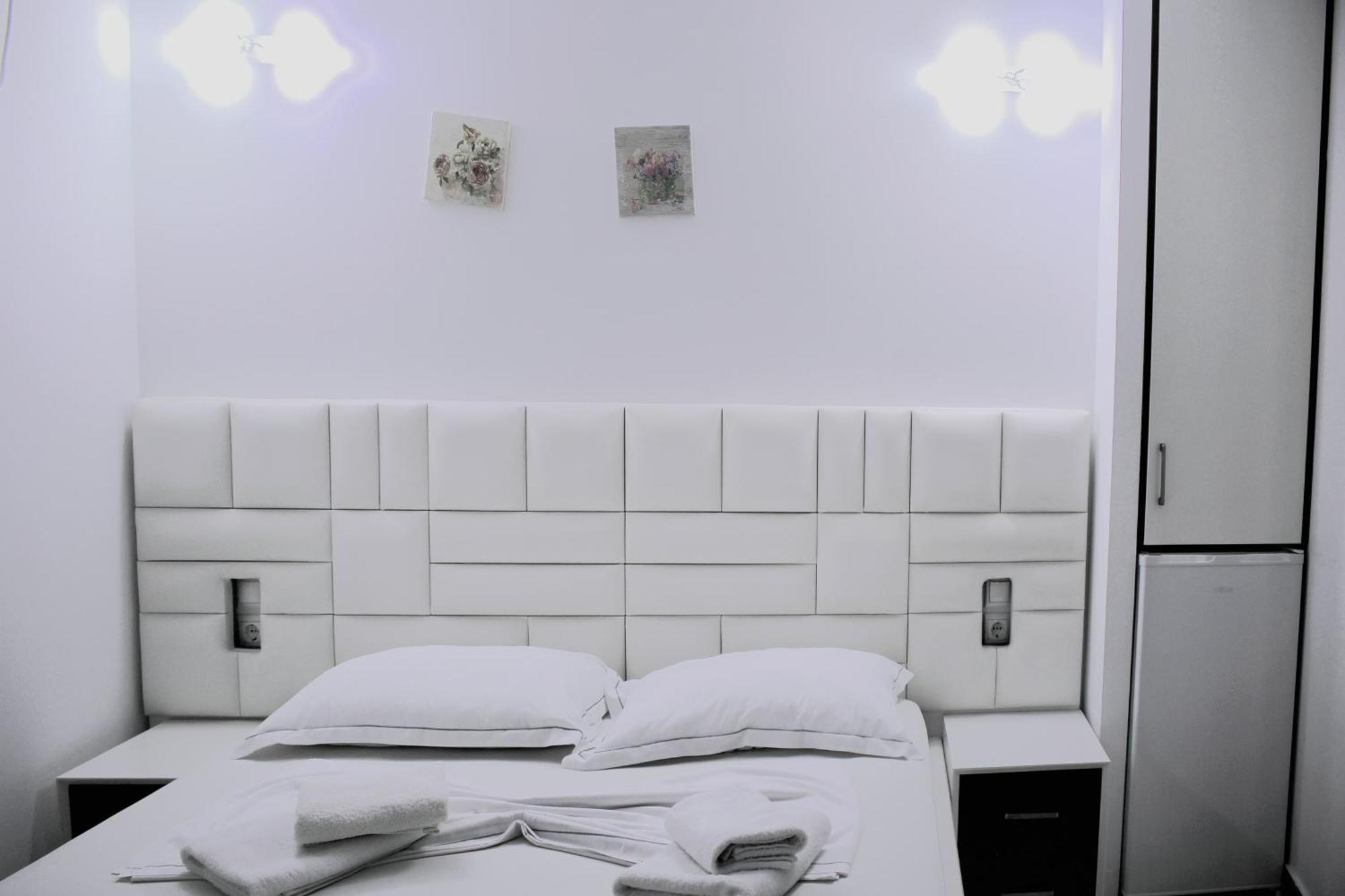 Fori'S Rooms Himare Bagian luar foto