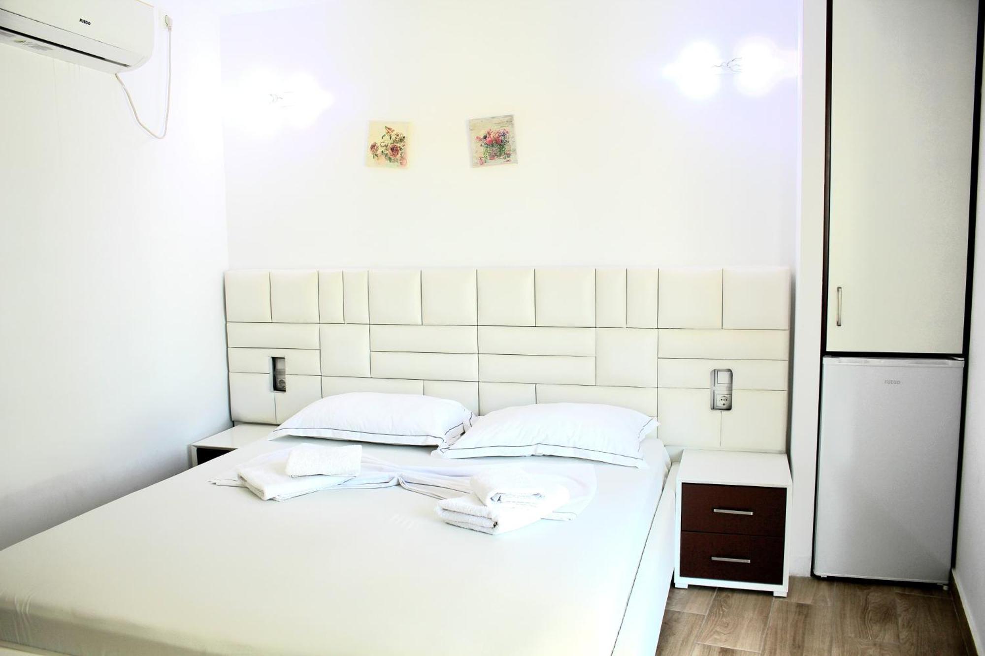 Fori'S Rooms Himare Bagian luar foto