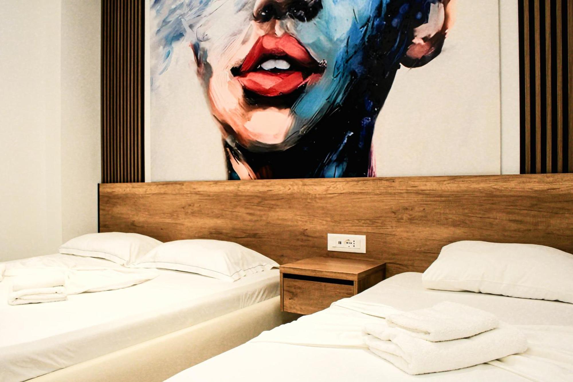 Fori'S Rooms Himare Bagian luar foto