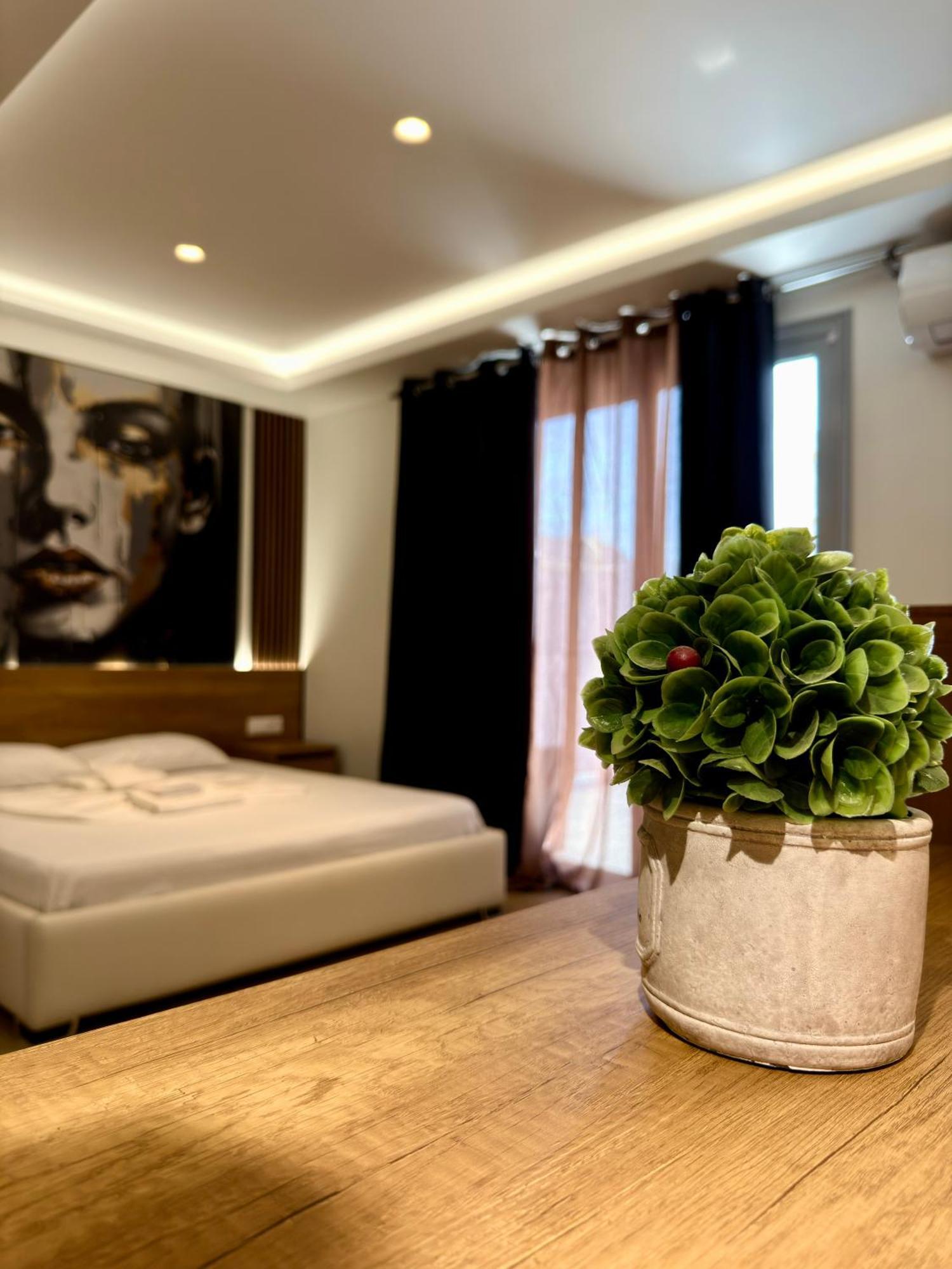 Fori'S Rooms Himare Bagian luar foto