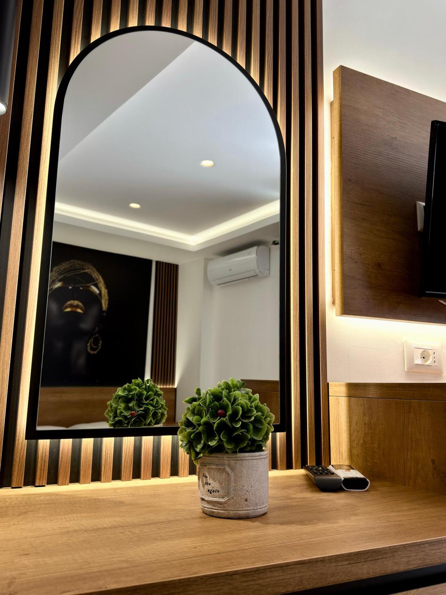 Fori'S Rooms Himare Bagian luar foto